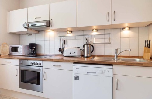 Alt-Travemunde/Ronnau House | Holiday Home 'Meeresbrise' with Private Terrace, Shared Garden and Wi-Fi