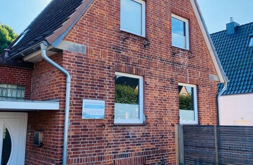 Alt-Travemunde/Ronnau House | Holiday Home 'Meeresbrise' with Private Terrace, Shared Garden and Wi-Fi