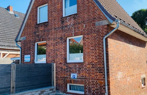 Alt-Travemunde/Ronnau House | Holiday Home 'Meeresbrise' with Private Terrace, Shared Garden and Wi-Fi