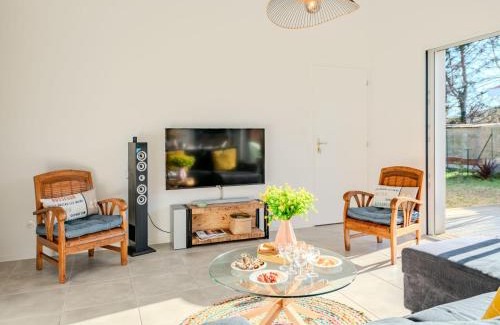 Aureilhan House | Holiday Home Domaine de Peyroutic by Interhome