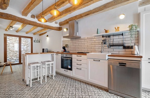 Tivissa House | Holiday Home 'El Racó De Les Escales' with Balcony, Wi-Fi and Air Conditioning