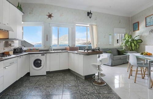 Galdar House | Holiday Home Blekys House on a Cliff with Sea View, Terrace & Wi-Fi