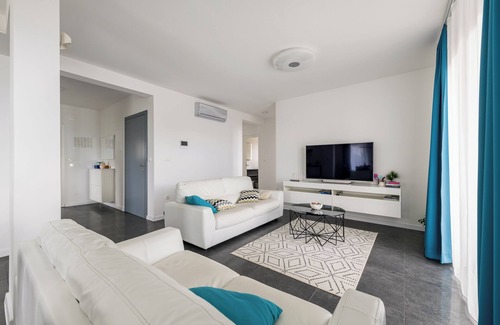 Makarska Villa | Holiday Home Ferias in Makarska for 6 - Private Pool, Parking, BBQ & Fast Wi-Fi