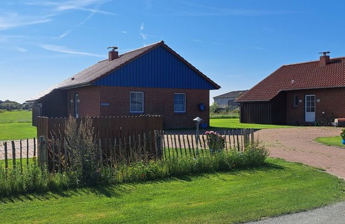 Pellworm House | Holiday Home 'Ferienhaus Heverstrom' with Shared Garden and Wi-Fi