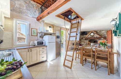Supetar Villa | Holiday home for 7 guests, with a pool, golf, countryside by the sea