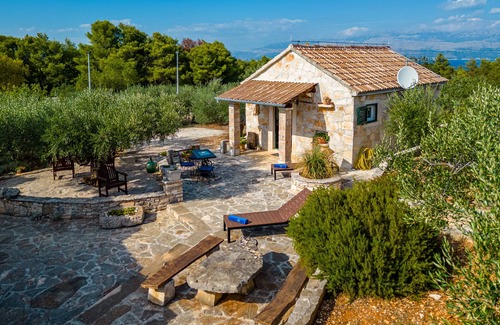 Supetar Villa | Holiday home for 7 guests, with a pool, golf, countryside by the sea