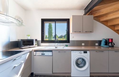 Camaret-sur-Aigues House | Holiday Home 'Grand Gîte De Tante Berthe' with Mountain View, Shared Pool and Wi-Fi