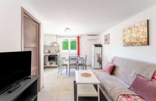 Vaison-la-Romaine Cottage | Holiday Home 'L'Ariston' with Shared Pool, Private Terrace and Wi-Fi