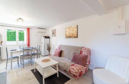 Vaison-la-Romaine Cottage | Holiday Home 'L'Ariston' with Shared Pool, Private Terrace and Wi-Fi
