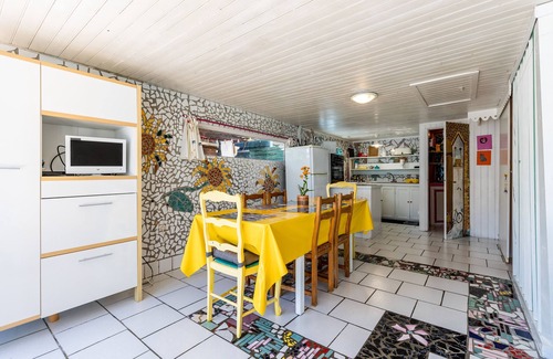 Gaillan-en-Medoc House | Holiday Home "Gîte 1 à la Maison Mosaïc" with Shared Pool & Wi-Fi