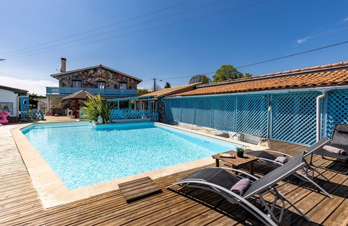 Gaillan-en-Medoc House | Holiday Home "Gîte 1 à la Maison Mosaïc" with Shared Pool & Wi-Fi