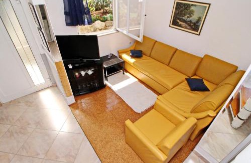 Hodilje House | Holiday Home Gea - Three Bedroom Holiday Home with Terrace and Partial Sea View