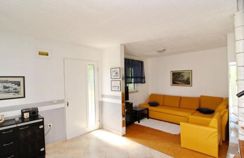 Hodilje House | Holiday Home Gea - Three Bedroom Holiday Home with Terrace and Partial Sea View