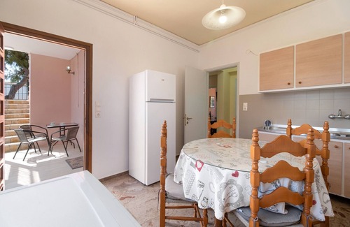 Agios Ioannis House | Holiday Home 'Giorgos House Ground Floor' with Private Terrace, Shared Garden and Wi-Fi