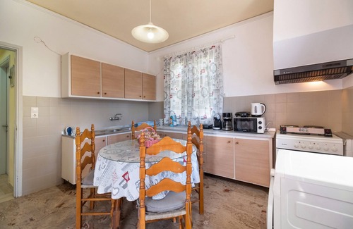 Agios Ioannis House | Holiday Home 'Giorgos House Ground Floor' with Private Terrace, Shared Garden and Wi-Fi