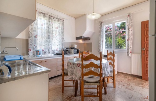 Agios Ioannis House | Holiday Home 'Giorgos House Ground Floor' with Private Terrace, Shared Garden and Wi-Fi