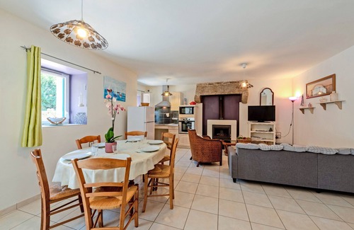 Cleder House | Holiday Home 'Gîte De Pen Douar' with Private Terrace, Private Garden and Wi-Fi