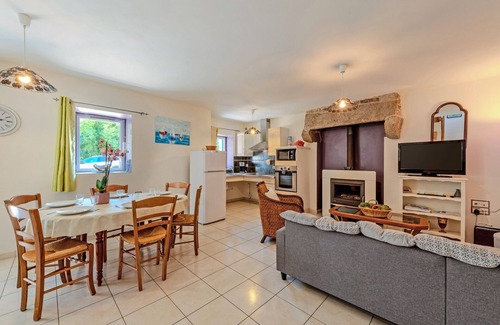 Cleder House | Holiday Home 'Gîte De Pen Douar' with Private Terrace, Private Garden and Wi-Fi