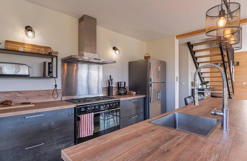 Sarzeau House | Holiday Home 'Gite Ty Laouen' with Private Terrace and Wi-Fi