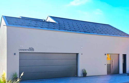 Weilheim House | Holiday Home 'Gold Haus 2' with Private Terrace, Private Garden and Wi-Fi