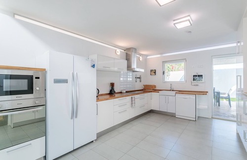 Mutxamel Villa | Holiday Home 'Hathor' with Mountain Views, Wi-Fi and Air Conditioning
