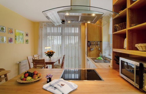 Spiekeroog House | Holiday Home 'Haus Admiral Wintergarten' with Private Terrace, Private Garden and Wi-Fi