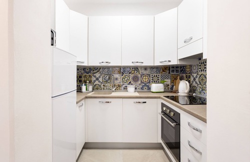 Mazara del Vallo House | Holiday Home 'Il Ficus' with Private Terrace, Wi-Fi and Air Conditioning