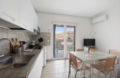 Imperia House | Holiday Home 'Il Gattino Di Porto Appartamento 5' with Shared Pool, Wi-Fi and Air Conditioning