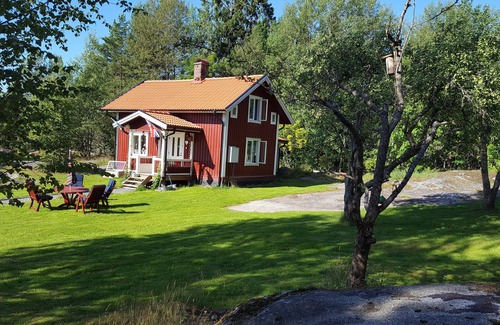 Ammeberg Cottage | Holiday home in Åmmeberg at Vättern with beautiful natural for hiking.