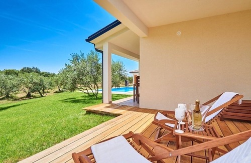 Kastel House | Holiday Home in Buje with Terrace, Air condition, WIFI, Washing machine (3356-1)