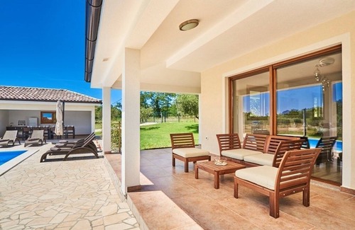 Kastel House | Holiday Home in Buje with Terrace, Air condition, WIFI, Washing machine (3356-1)