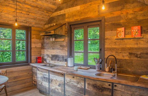 Ferrieres Cottage | Holiday Home in Ferrieres With Garden