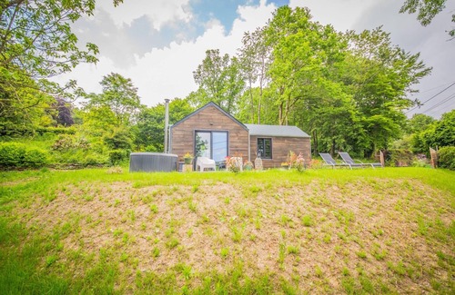 Ferrieres Cottage | Holiday Home in Ferrieres With Garden