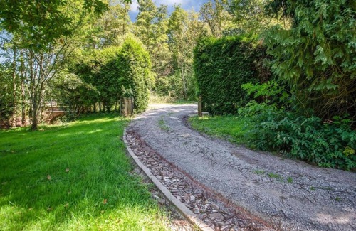 Ferrieres Cottage | Holiday Home in Ferrieres With Garden