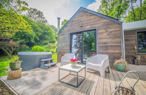 Ferrieres Cottage | Holiday Home in Ferrieres With Garden