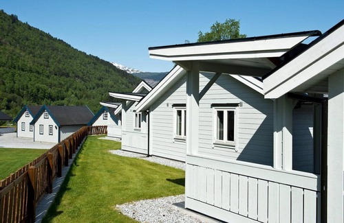 Kinsarvik House | Holiday home in Kinsarvik by the sea