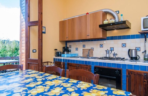 Noto Marina House | Holiday Home in Lido Di Noto with 2 bedrooms sleeps 6