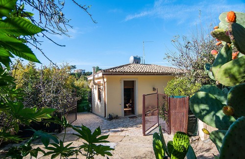 Noto Marina House | Holiday Home in Lido Di Noto with 2 bedrooms sleeps 6
