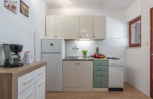Kukci House | Holiday Home in Poreč with Terrace, Air condition, WIFI, Washing machine (4928-11)