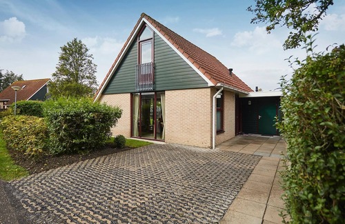 Heinkenszand House | Holiday Home in Zeeland With Spacious Garden