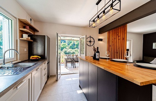Pupnat Apartment | Holiday Home Island Gem - Five Bedroom Apartment