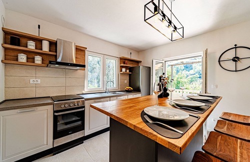 Pupnat Apartment | Holiday Home Island Gem - Five Bedroom Apartment