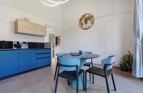 Tremosine House | Holiday Home 'Appartamento Indaco' with Mountain View, Private Terrace and Wi-Fi