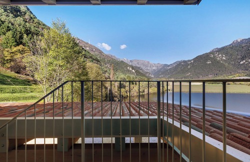 Tremosine House | Holiday Home 'Appartamento Indaco' with Mountain View, Private Terrace and Wi-Fi
