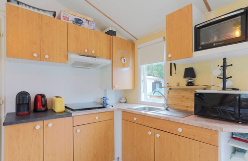 Caurel House | Holiday Home 'Joli Mobil-home Guerledan' with Private Terrace and Private Garden