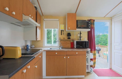 Caurel House | Holiday Home 'Joli Mobil-home Guerledan' with Private Terrace and Private Garden