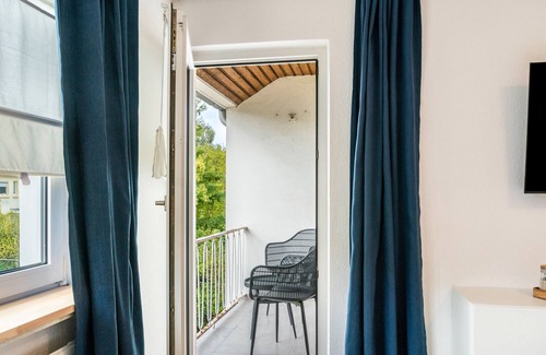 Neuengroden House | Holiday Home 'Kuh' with Shared Terrace, Balcony and Wi-Fi