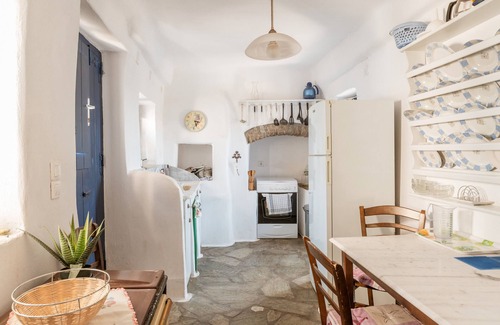 Tinos House | Holiday Home 'Kykladen White House' with Mountain View and Shared Terrace