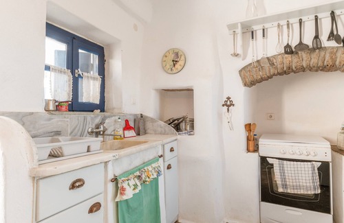 Tinos House | Holiday Home 'Kykladen White House' with Mountain View and Shared Terrace