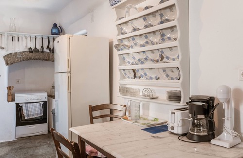 Tinos House | Holiday Home 'Kykladen White House' with Mountain View and Shared Terrace